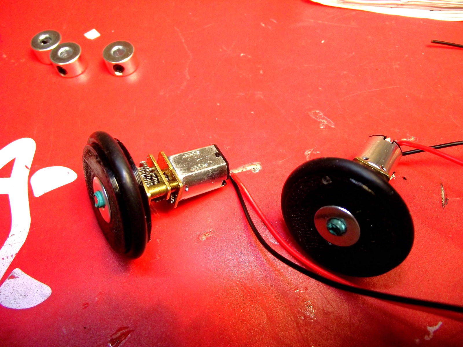 motors attached to axle clamps press fitted into the 3D printed pulley